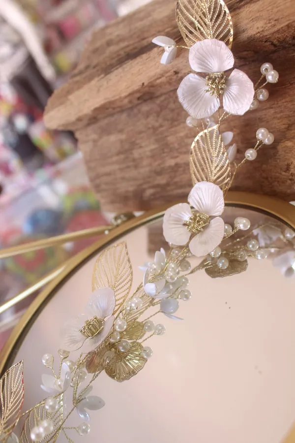 Tiara dourada com flores e pérolas — acessórios de noiva da PinkBiju